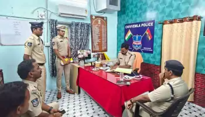 చివ్వెంల పోలీస్స్టేషన్ను ఆకస్మికంగా తనిఖీ చేసిన జిల్లా ఎస్పీ నరసింహ చివ్వెంల పోలీస్స్టేషన్ను ఆకస్మికంగా తనిఖీ చేసిన జిల్లా ఎస్పీ నరసింహ