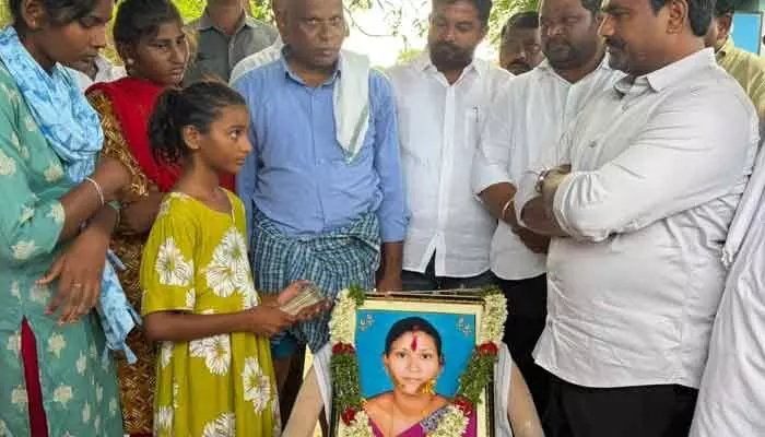 చిన్నారులకు రూ. 1 లక్ష ఆర్థిక సాయం అందించిన ఎమ్మెల్యే చిన్నారులకు రూ. 1 లక్ష ఆర్థిక సాయం అందించిన ఎమ్మెల్యే
