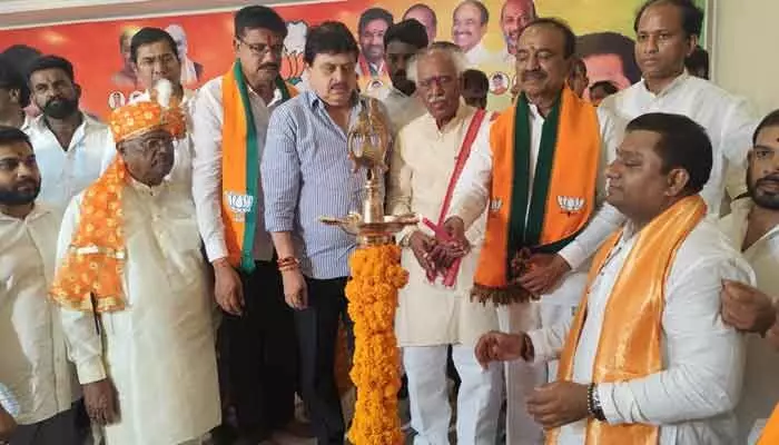 గుడిమల్కాపూర్లో ఘనంగా బీజేపీ బహిరంగ సభ.. పార్టీలో చేరిన బండారి వెంకటేష్ గుడిమల్కాపూర్లో ఘనంగా బీజేపీ బహిరంగ సభ.. పార్టీలో చేరిన బండారి వెంకటేష్