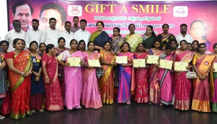 కేటీఆర్ జన్మదినం సందర్భంగా గిఫ్ట్ ఏ స్మైల్.. మహిళలకు కుట్టు మిషన్ల శిక్షణ సర్టిఫికెట్ల ప్రదానం కేటీఆర్ జన్మదినం సందర్భంగా గిఫ్ట్ ఏ స్మైల్.. మహిళలకు కుట్టు మిషన్ల శిక్షణ సర్టిఫికెట్ల ప్రదానం