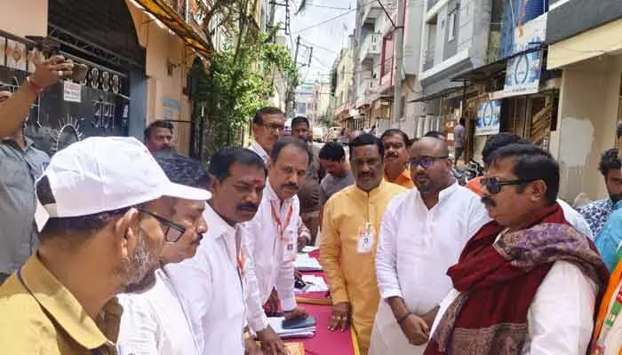సీతాఫల్మండిలో ఎస్ఐఆర్ ప్రక్రియపై బీజేపీ ఆకస్మిక తనిఖీలు సీతాఫల్మండిలో ఎస్ఐఆర్ ప్రక్రియపై బీజేపీ ఆకస్మిక తనిఖీలు