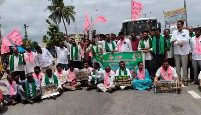సాగునీటి జలాల విడుదల పై బీఆర్ఎస్ నాయకులు రాస్తారోకో సాగునీటి జలాల విడుదల పై బీఆర్ఎస్ నాయకులు రాస్తారోకో