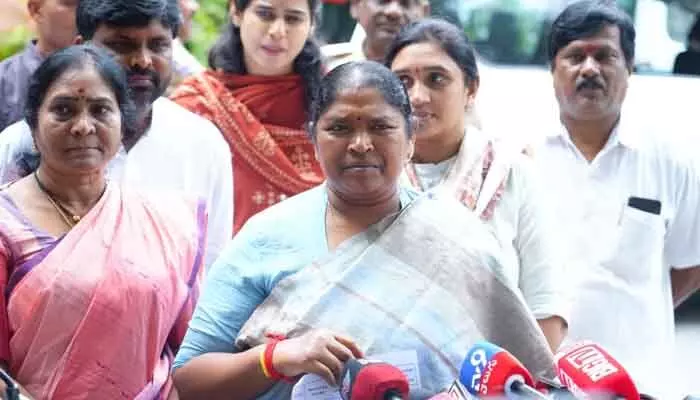 మనుబోతులగూడెం ఘటనపై మంత్రి సీతక్క సీరియస్ మనుబోతులగూడెం ఘటనపై మంత్రి సీతక్క సీరియస్