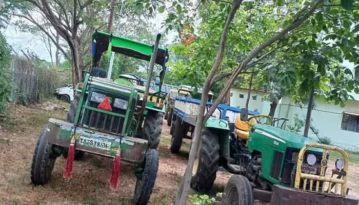 అక్రమంగా ఇసుక తరలిస్తున్న ట్రాక్టర్లు సీజ్... అక్రమంగా ఇసుక తరలిస్తున్న ట్రాక్టర్లు సీజ్...