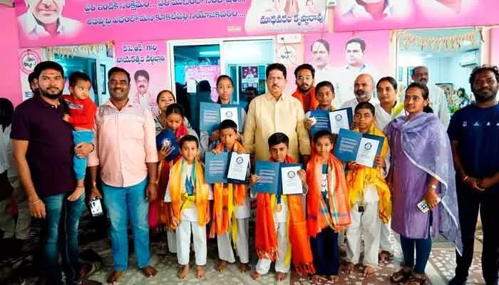 గిన్నీస్ బుక్ ఆఫ్ రికార్డ్ విజేతలను సన్మానించిన ఎమ్మెల్యే గిన్నీస్ బుక్ ఆఫ్ రికార్డ్ విజేతలను సన్మానించిన ఎమ్మెల్యే