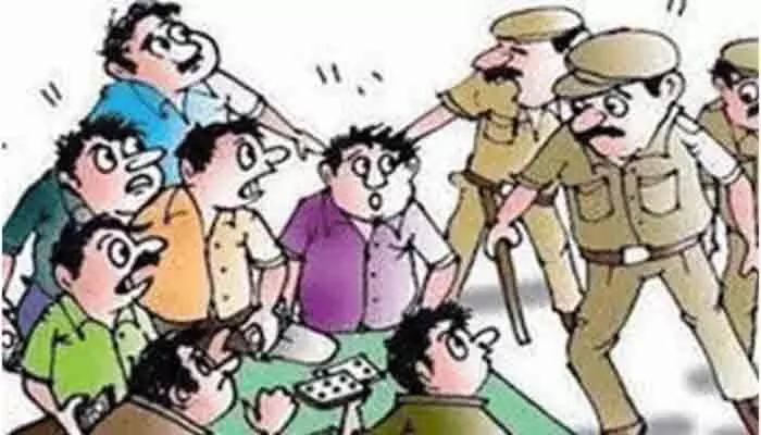 పేకాట స్థావరంపై పోలీసుల దాడి.. ఐదుగురు అరెస్ట్ పేకాట స్థావరంపై పోలీసుల దాడి.. ఐదుగురు అరెస్ట్