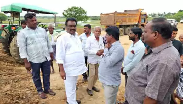 పర్యవేక్షణ లేకుండా పనులా..? అధికారులపై ఎమ్మెల్యే ఆగ్రహం పర్యవేక్షణ లేకుండా పనులా..? అధికారులపై ఎమ్మెల్యే ఆగ్రహం