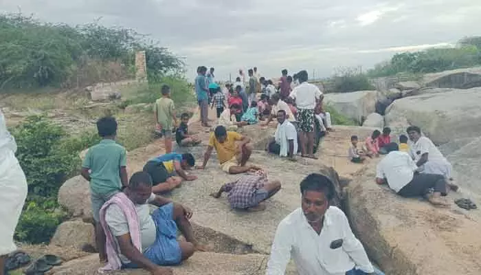 వాన దేవుడా కరుణించు.. బండ పాయసం నాకిన నేరెళ్లపల్లి గ్రామస్థులు వాన దేవుడా కరుణించు.. బండ పాయసం నాకిన నేరెళ్లపల్లి గ్రామస్థులు