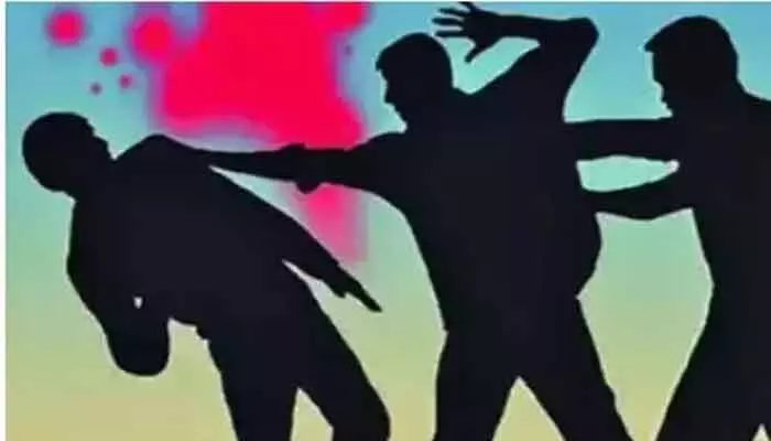 మేక కొనుగోలు వివాదం.. తండ్రి కొడుకు పై దాడి మేక కొనుగోలు వివాదం.. తండ్రి కొడుకు పై దాడి