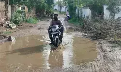 రోడ్డు ఇలా నడిచేదెలా..! రోడ్డు ఇలా నడిచేదెలా..!