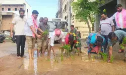 రోడ్డుపై వరి నాట్లు.. బీఆర్ఎస్ వినూత్న నిరసన రోడ్డుపై వరి నాట్లు.. బీఆర్ఎస్ వినూత్న నిరసన