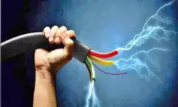 విద్యుత్ అధికారుల తీరు పై ప్రజల ఆగ్రహం విద్యుత్ అధికారుల తీరు పై ప్రజల ఆగ్రహం