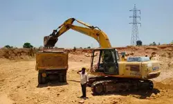 మట్టిని లూటీ చేస్తున్న అక్రమార్కులు మట్టిని లూటీ చేస్తున్న అక్రమార్కులు