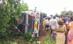 ద్విచక్ర వాహనాన్ని తప్పించే క్రమంలో లారీ బోల్తా ద్విచక్ర వాహనాన్ని తప్పించే క్రమంలో లారీ బోల్తా