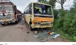 రోడ్డు పై ఆగి ఉన్న వాహనాన్ని ఢీకొట్టిన స్కూల్ బస్సు రోడ్డు పై ఆగి ఉన్న వాహనాన్ని ఢీకొట్టిన స్కూల్ బస్సు