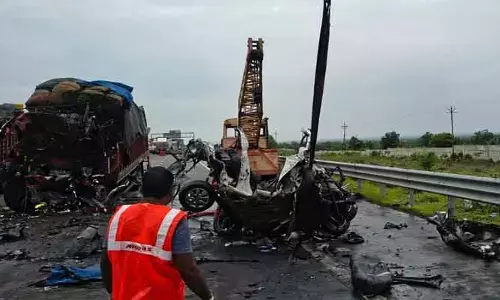 ఎక్స్‌ప్రెస్‌వేపై ఘోర రోడ్డు ప్రమాదం: కారును ఢీకొట్టిన ఐషర్ ట్రక్.. ఐదుగురు మృతి!