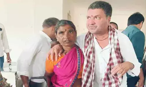 పొలం రిజిస్ట్రేషన్ చేయించుకుని పట్టించుకోని కొడుకులు.. న్యాయం కోసం అధికారులను ఆశ్రయించిన తల్లిదండ్రులు