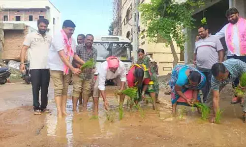 రోడ్డుపై వరి నాట్లు.. బీఆర్ఎస్ వినూత్న నిరసన