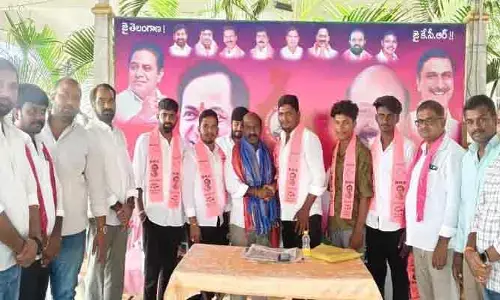 బీఆర్ఎస్‌లో యూత్ కాంగ్రెస్  నాయకుల చేరిక..