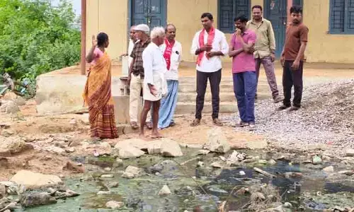 అంబేద్కర్ భవనం ఎదుట మురుగునీరు తొలగించాలి..