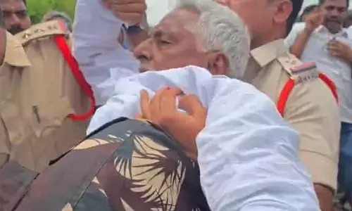 ఉద్రిక్తంగా మారిన రైతుల రాస్తారోకో..