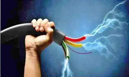 విద్యుత్ అధికారుల తీరు పై ప్రజల ఆగ్రహం