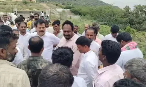 మా రక్తం కావాలంటే ఇస్తాం.. మా రైతులకు సాగునీరు ఇవ్వండి: మాజీ ఎమ్మెల్యే