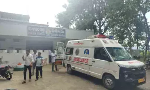 ఏన్కూర్ పోలీస్ స్టేషన్‌లో భార్యపై భర్త కత్తితో దాడి