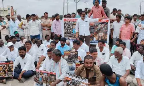 అఖిలపక్ష పార్టీలు జర్నలిస్టుల ఆధ్వర్యంలో ధర్నా..