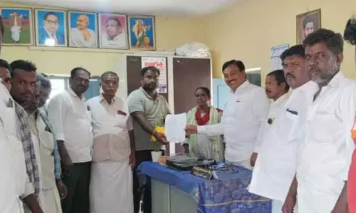 ప్రభుత్వ బోర్లను స్వలాభం కోసం వినియోగిస్తున్న వారిపై చర్యలు తీసుకోవాలి..