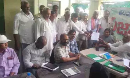 బినామీ పేరుతో వీఆర్ఏ విధులా?.. సమగ్ర విచారణ చేపట్టాలి
