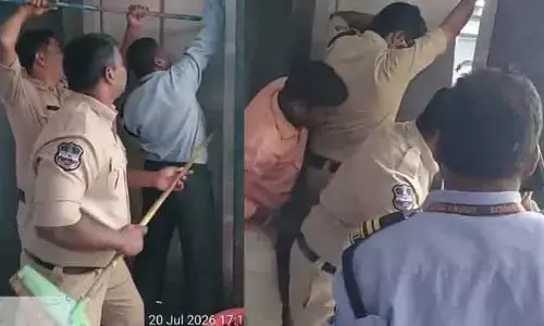 లిఫ్ట్​లో ఇరుక్కున తల్లి బిడ్డలను కాపాడిన కేపీహెచ్​బీ పోలీసులు..