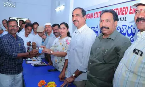 ప్రభుత్వ ఉద్యోగులకు, పెన్షనర్లకు హెల్త్ కార్డుల పంపిణీ: ఎమ్మెల్యే సంజయ్ కుమార్