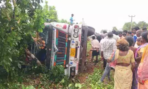 ద్విచక్ర వాహనాన్ని తప్పించే క్రమంలో లారీ బోల్తా