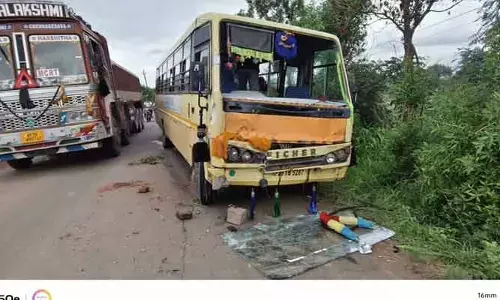 రోడ్డు పై ఆగి ఉన్న వాహనాన్ని ఢీకొట్టిన స్కూల్ బస్సు