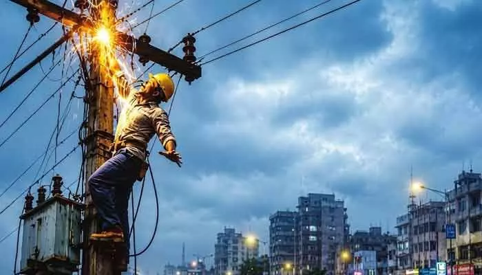 ఎస్పీడీసీఎల్లో భర్తీ కాని జేఎల్ఎం పోస్టులు.. ఉన్న వారిపై పని ఒత్తిడి ఎస్పీడీసీఎల్లో భర్తీ కాని జేఎల్ఎం పోస్టులు.. ఉన్న వారిపై పని ఒత్తిడి