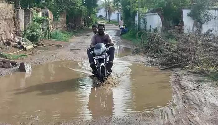 రోడ్డు ఇలా నడిచేదెలా..! రోడ్డు ఇలా నడిచేదెలా..!