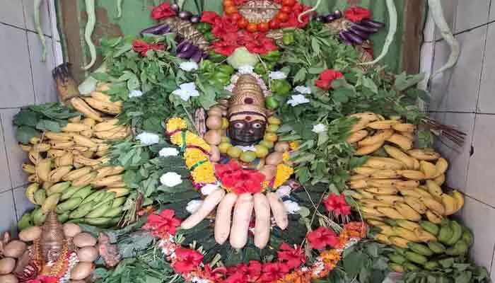 తల్లాడ కోట మైసమ్మ ఆలయంలో వైభవంగా శాకాంబరీ అలంకరణ తల్లాడ కోట మైసమ్మ ఆలయంలో వైభవంగా శాకాంబరీ అలంకరణ