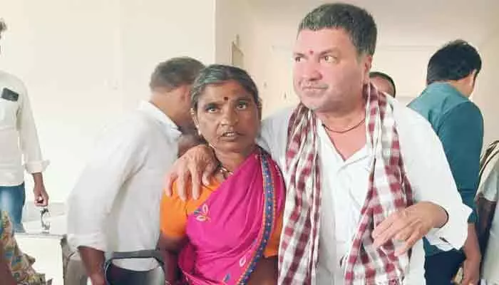 పొలం రిజిస్ట్రేషన్ చేయించుకుని పట్టించుకోని కొడుకులు.. న్యాయం కోసం అధికారులను ఆశ్రయించిన తల్లిదండ్రులు పొలం రిజిస్ట్రేషన్ చేయించుకుని పట్టించుకోని కొడుకులు.. న్యాయం కోసం అధికారులను ఆశ్రయించిన తల్లిదండ్రులు