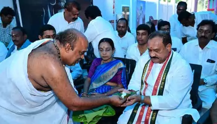 నిజామాబాద్ ఉమామహేశ్వర ఆలయంలో టీపీసీసీ చీఫ్ ప్రత్యేక పూజలు నిజామాబాద్ ఉమామహేశ్వర ఆలయంలో టీపీసీసీ చీఫ్ ప్రత్యేక పూజలు