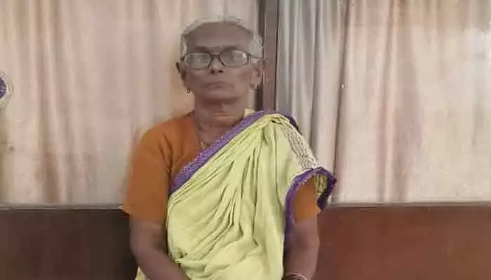 నాలుగు ఎకరాలిచ్చినా.. నాలుగు మెతుకులు పెడ్తలేరు.. ప్రజావాణిలో వృద్ధురాలి ఆవేదన నాలుగు ఎకరాలిచ్చినా.. నాలుగు మెతుకులు పెడ్తలేరు.. ప్రజావాణిలో వృద్ధురాలి ఆవేదన