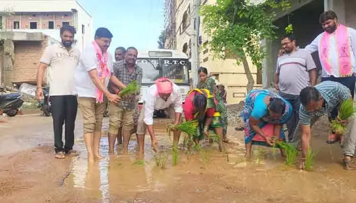 రోడ్డుపై వరి నాట్లు.. బీఆర్ఎస్ వినూత్న నిరసన రోడ్డుపై వరి నాట్లు.. బీఆర్ఎస్ వినూత్న నిరసన