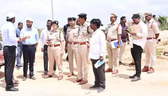 ‘తప్పులు దొర్లితే సహించేది లేదు’.. అధికారులకు కలెక్టర్ సీరియస్ వార్నింగ్ ‘తప్పులు దొర్లితే సహించేది లేదు’.. అధికారులకు కలెక్టర్ సీరియస్ వార్నింగ్