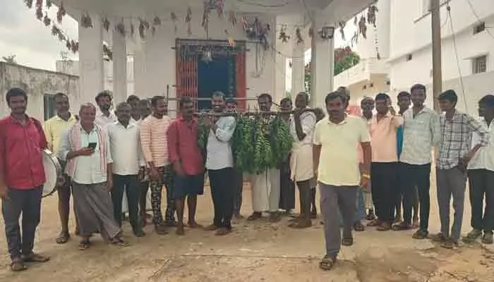 వర్షాలు కురవాలని నంచర్లలో ‘కప్ప కావడి’ నిర్వహణ వర్షాలు కురవాలని నంచర్లలో ‘కప్ప కావడి’ నిర్వహణ