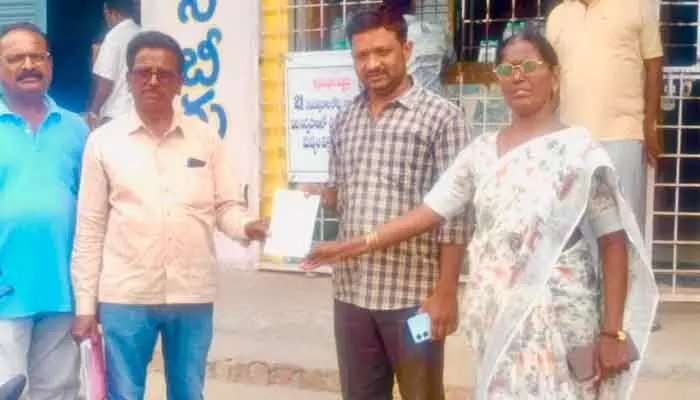 వైన్ షాపుకు జరిమానా విధించిన గ్రామపంచాయతీ... వైన్ షాపుకు జరిమానా విధించిన గ్రామపంచాయతీ...