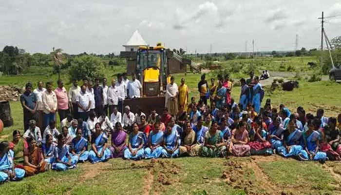 గర్గుల్ గ్రామంలో రెండు మహిళా సంఘ భవనాలకు భూమి పూజ గర్గుల్ గ్రామంలో రెండు మహిళా సంఘ భవనాలకు భూమి పూజ
