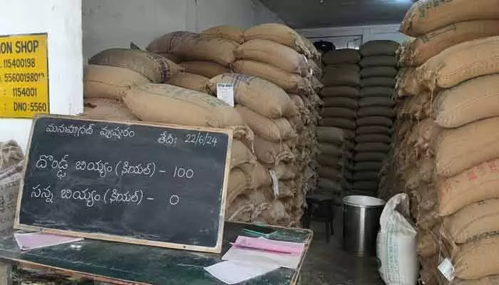 దొడ్డు భాగ్యం.. ముక్కిన 1,000 మెట్రిక్ టన్నుల రేషన్ బియ్యం ! దొడ్డు భాగ్యం.. ముక్కిన 1,000 మెట్రిక్ టన్నుల రేషన్ బియ్యం !