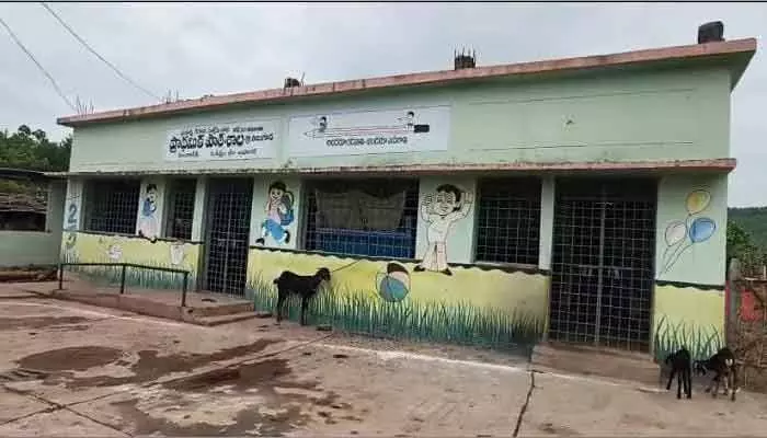 టీచర్ డుమ్మా.. స్కూల్ బంద్ టీచర్ డుమ్మా.. స్కూల్ బంద్
