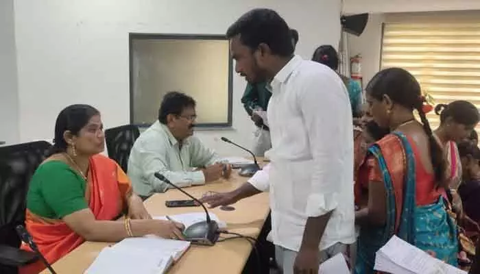 అసాంఘిక కార్యకలాపాలకు అడ్డాగా క్యాంపు ఆఫీసు.. ప్రజావాణిలో బీజేపీ నేత ఫిర్యాదు అసాంఘిక కార్యకలాపాలకు అడ్డాగా క్యాంపు ఆఫీసు.. ప్రజావాణిలో బీజేపీ నేత ఫిర్యాదు