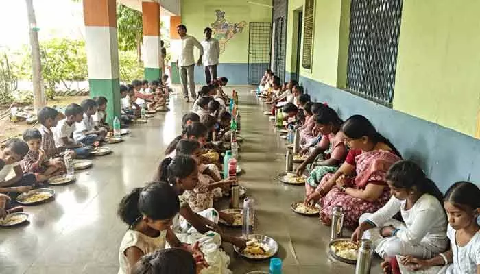 ఏకరూప దుస్తులు ఏవి..? ఏకరూప దుస్తులు ఏవి..?